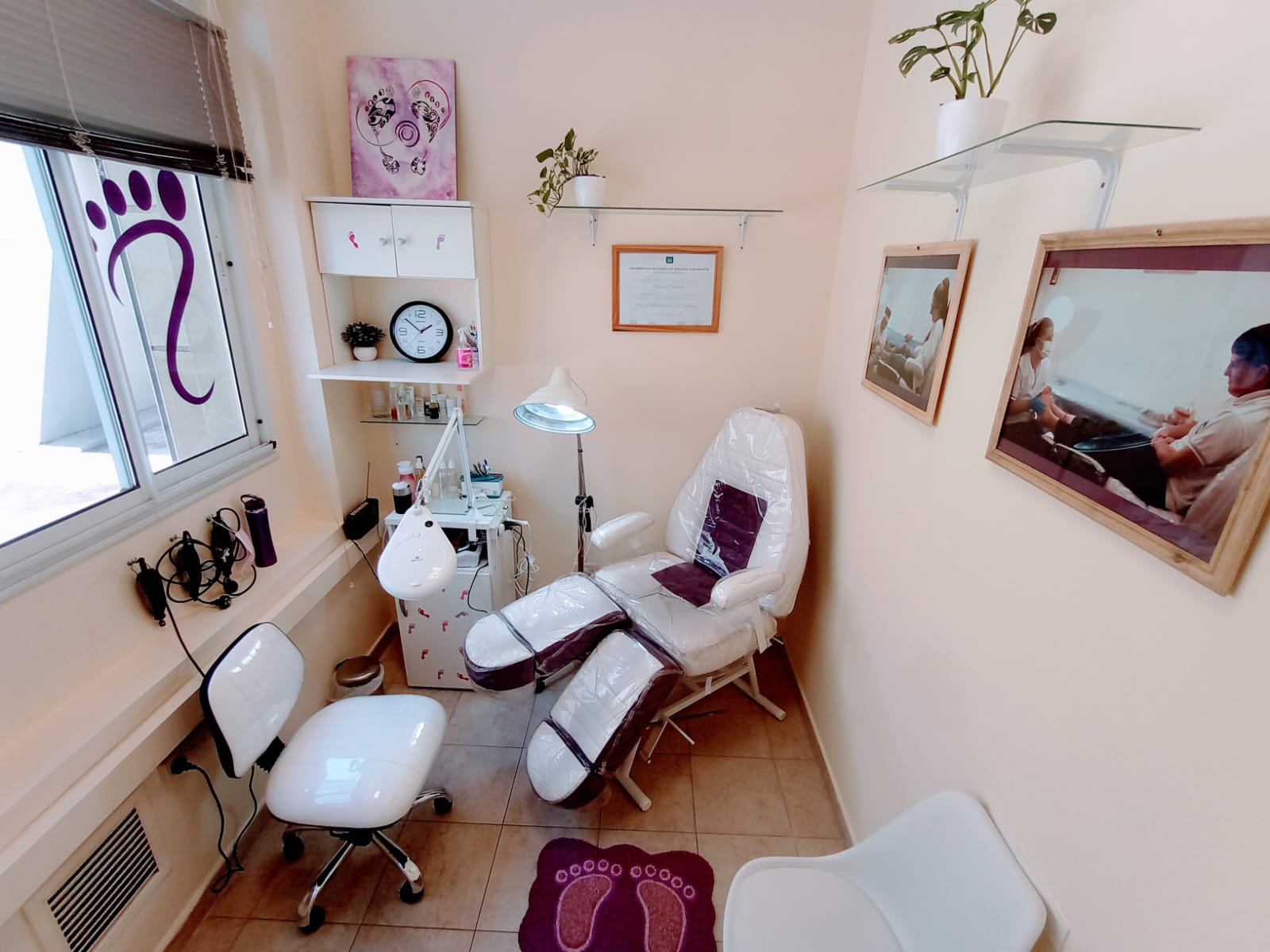 Interior del consultorio de podología en San Nicolás